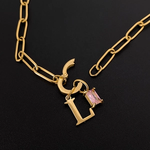 Minimalistische 14 Karat vergoldete Titanhalskette mit Buchstabe L und rosa Zirkon