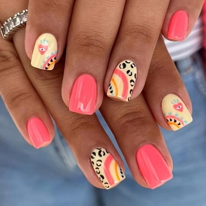 Vierkante opdruk nagels met luipaardprint, hart-oog kunst en glanzende felroze afwerking