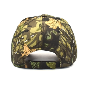 Détail de l'arrière d'une casquette camouflage avec fermeture velcro réglable et motif de feuilles