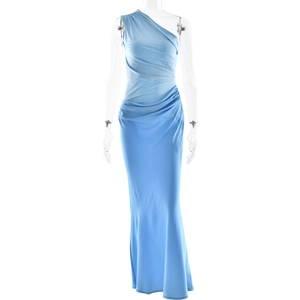 Détail de la robe longue en satin bleu avec épaule dénudée et plis élégants ajustés