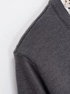 Pull en tricot gris foncé avec col en dentelle blanche et détails au crochet chic