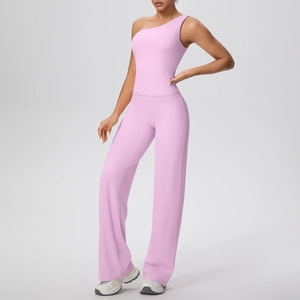Détail d'un ensemble de yoga mauve avec haut asymétrique et pantalon large fluide
