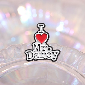 Spilla in smalto con scritta 'I ❤️ Mr. Darcy' su sfondo iridescente per amanti dei libri