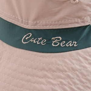 Detail der Cute Bear Stickerei und des schnell trocknenden Stoffes am Kinderhut