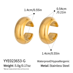 Dimensioni tecniche degli orecchini a cerchio larghi in acciaio placcati oro 18K