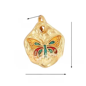 Detailaufnahme des Goldanhängers in Schmetterlingsform mit Emaille und Hammerschlag