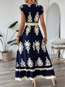 Vue arrière d'une robe maxi bleu marine avec imprimé tribal et taille haute élastique