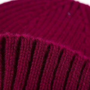 Bonnet en maille bordeaux pour l'hiver avec une texture côtelée épaisse et chaleureuse