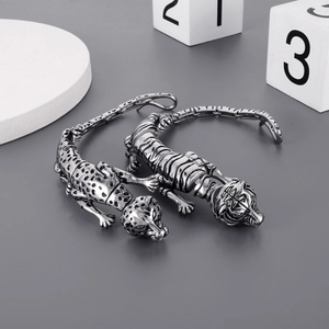 Bracciali in acciaio inossidabile a forma di leopardo e tigre in un set da studio