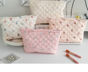 Détail de trousses à maquillage en coton matelassé avec motifs mignons d'ours et lapins