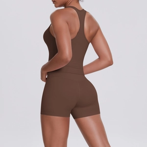 Détail d'un ensemble brassière de sport dos nageur et short gainant de couleur marron chocolat