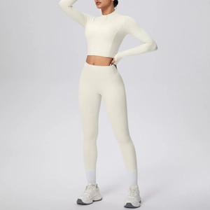 Détails de l'ensemble de yoga crème avec passe-pouces et legging de sport taille haute