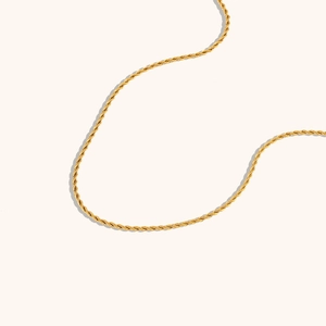 Détail d'un collier chaîne corde en acier inoxydable plaqué or 18K avec texture torsadée