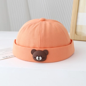 Bonnet orange pour tout-petit avec écusson ours dessin animé et bord à revers
