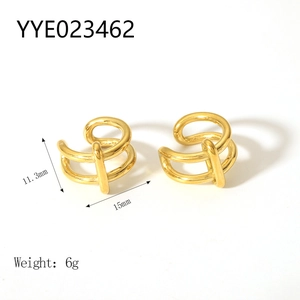 Detailed view of golden double-band ear cuff with 11.3mm height and 15mm width