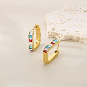 Détail de boucles d'oreilles en U plaquées or 18K avec zircons rectangulaires colorés