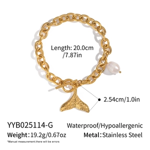 Détail du bracelet chaîne en acier inoxydable avec perle d'eau douce et pendentif poisson
