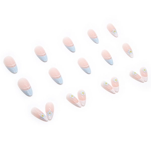 Faux ongles French bleus élégants avec un motif floral délicat pour les femmes.
