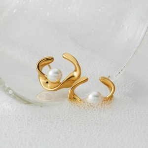 Golden irregular C-shape pearl stud earrings with polished metallic fluid design