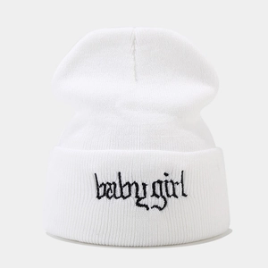 Detailansicht der Baby Girl Stickerei auf weißer Strickmütze mit feiner Textur