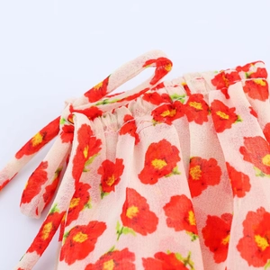 Macro-detail van rode bloemen chiffon stof met ruches en verstelbaar trekkoord