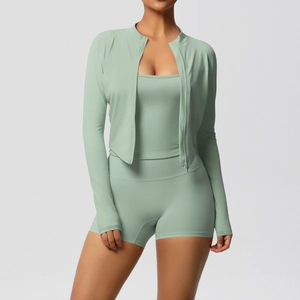 Detailansicht des salbeigrünen Yoga-Sets mit Jacke, Sport-BH und Shorts mit hoher Taille