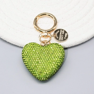 Portachiavi a cuore con strass verdi brillanti, anello dorato e ciondolo in metallo