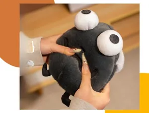 Détail montrant le tissu en peluche douce de la poupée mouche rigolote lors d'une pression