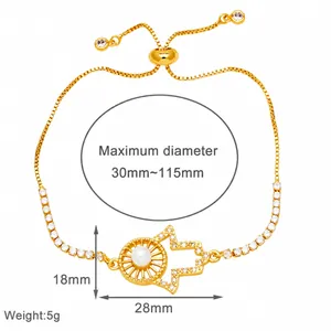 Detalle de la pulsera de perlas mano de fátima con medidas y cierre ajustable fino