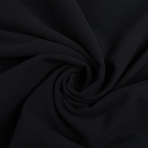 Vue macro d'un tissu de robe noir haute densité avec texture fine et beau drapé