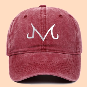 Casquette de baseball en coton lavé bordeaux avec broderie M blanche et style vintage