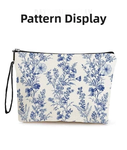 Detailansicht der Kosmetiktasche mit blauem Blumenmuster auf beigem Baumwollstoff