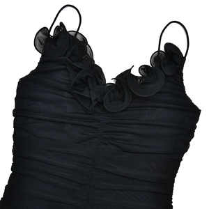 Détail d'un haut noir en tulle avec col en dentelle et design plissé élégant