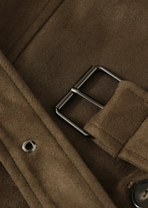 Détail de manteau en daim marron café montrant la boucle noire et la texture du tissu