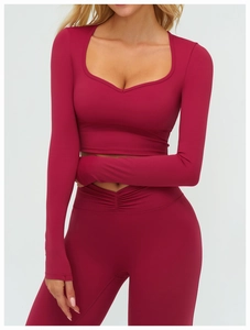 Détail du haut de yoga bordeaux à manches longues et legging à taille croisée en V