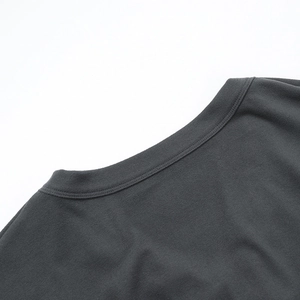 Détail du col en V profond et de la texture en maille fine de cette robe gris anthracite