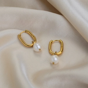 U-förmige 18K vergoldete Edelstahl-Ohrringe mit eleganten weißen Süßwasserperlen-Anhängern