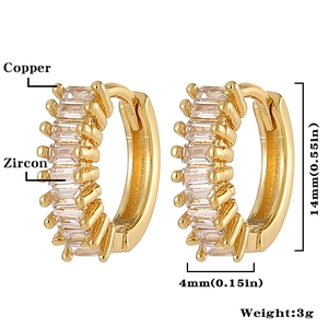 Detalle de pendientes de aro dorados de 14mm con circonitas y medidas precisas