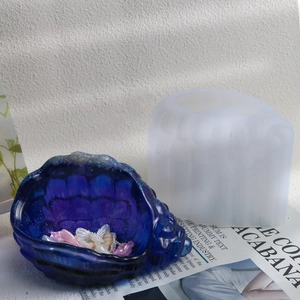 Dettaglio macro della scatola portaoggetti a conchiglia in resina glitterata blu e stampo