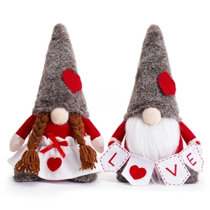 Paire de nains de la Saint-Valentin en peluche avec cœurs et bannière LOVE sur fond blanc