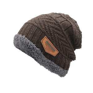 Détail du bonnet en tricot d'hiver avec doublure polaire grise et patch en cuir