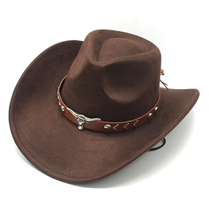 Gros plan de l'emblème de tête de taureau en argent et du bandeau tressé du chapeau cowboy