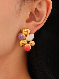 Dettaglio di orecchini a fiore rosa Barbie in acciaio al titanio placcato oro 18k