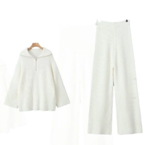 Détail de la maille côtelée blanche de l'ensemble avec pull zippé et pantalon large