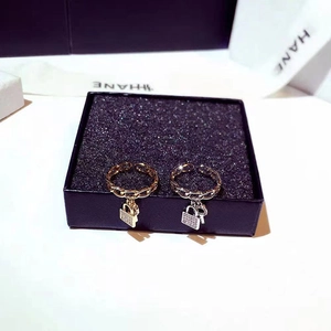 Macro d'anneaux de chaîne or et argent avec pendentifs serrure et clé en zircone pavé
