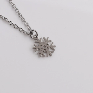Collana con ciondolo a fiocco di neve in acciaio inossidabile per Natale su fondo bianco