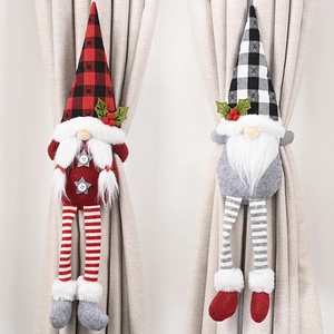 Détail d'attaches de rideaux de gnomes de Noël à carreaux rouges et gris pour la décoration