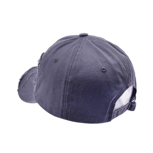 Détail d'une casquette bleu marine en coton délavé avec finitions vintage usées