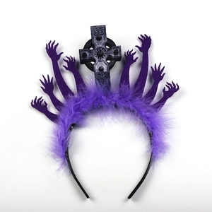 Serre-tête Halloween mains de zombie plumes violettes et croix gothiques fond blanc