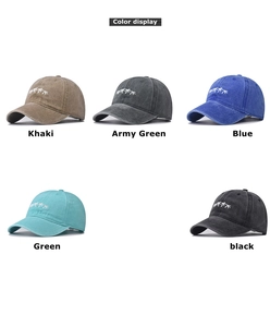 Détail de cinq casquettes en coton délavé avec broderie de palmiers en plusieurs couleurs